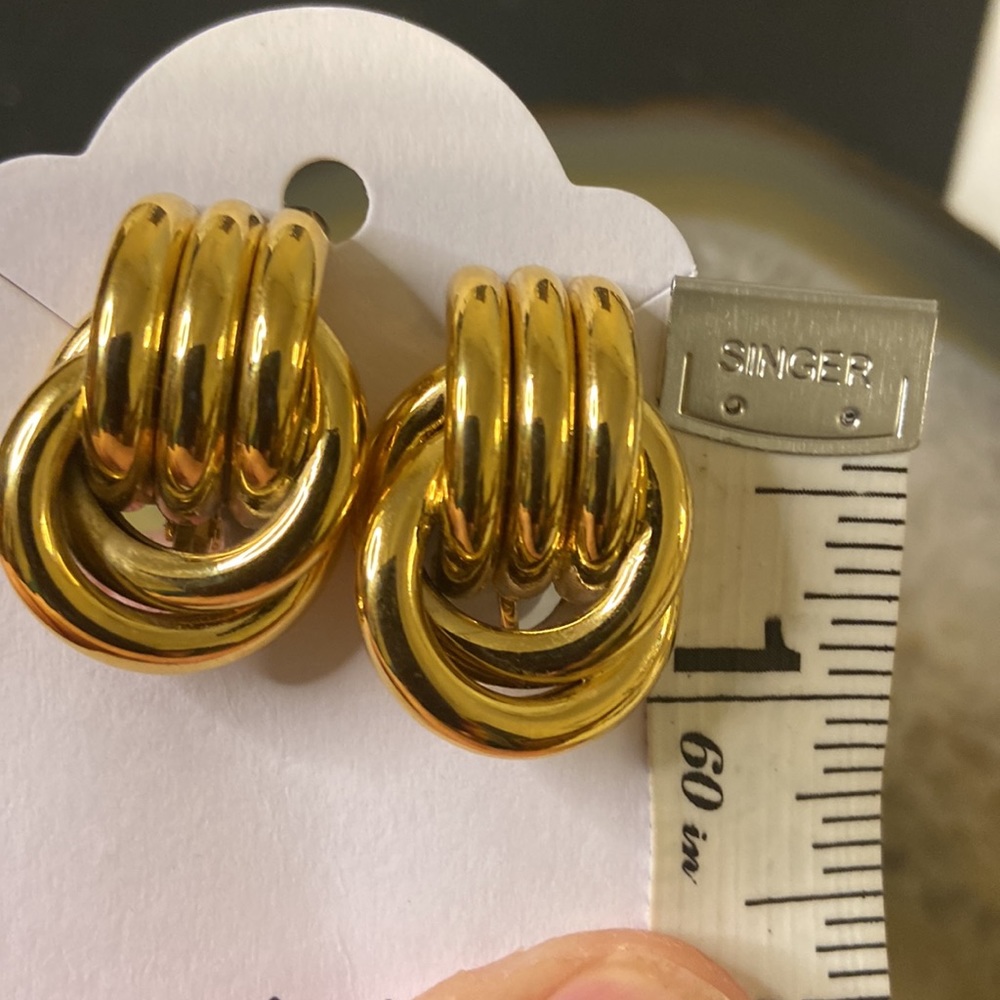 X Sold x Vintage Trifari clip earrings 1” - Picture 9 of 9